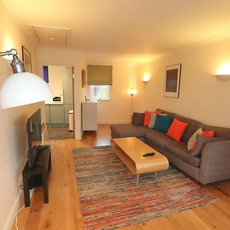 Quiet Riverside With Views And Parking- Apartmán