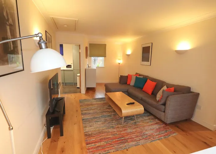 Quiet Riverside With Views And Parking- Apartmán