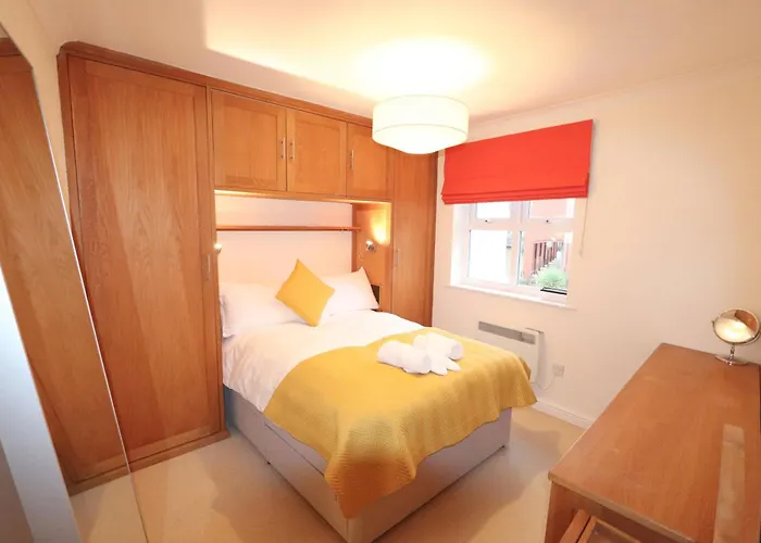 Quiet Riverside With Views And Parking-