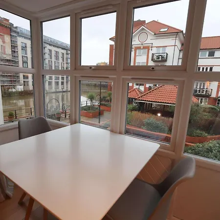 Quiet Riverside With Views And Parking- Apartment *