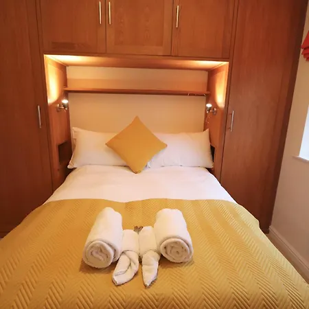 Quiet Riverside With Views And Parking-