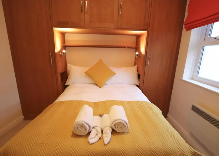 Quiet Riverside With Views And Parking-