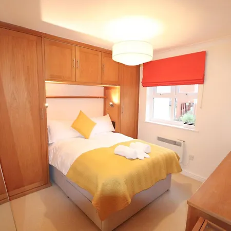 Quiet Riverside With Views And Parking-