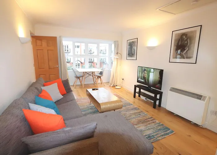 Quiet Riverside With Views And Parking- Bristol