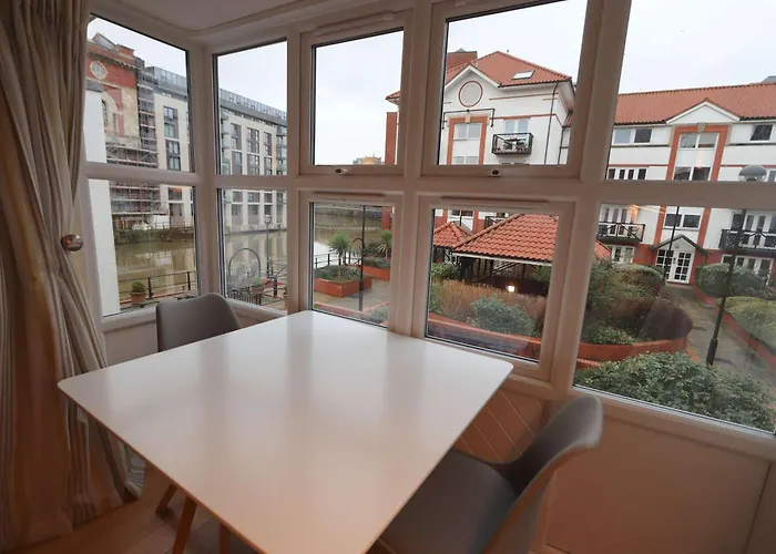 Quiet Riverside With Views And Parking- Apartament *